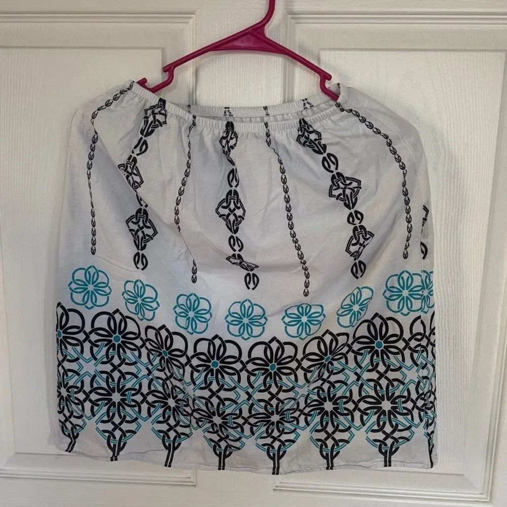Floral Patterned White and Black Skirt 8-10 medium